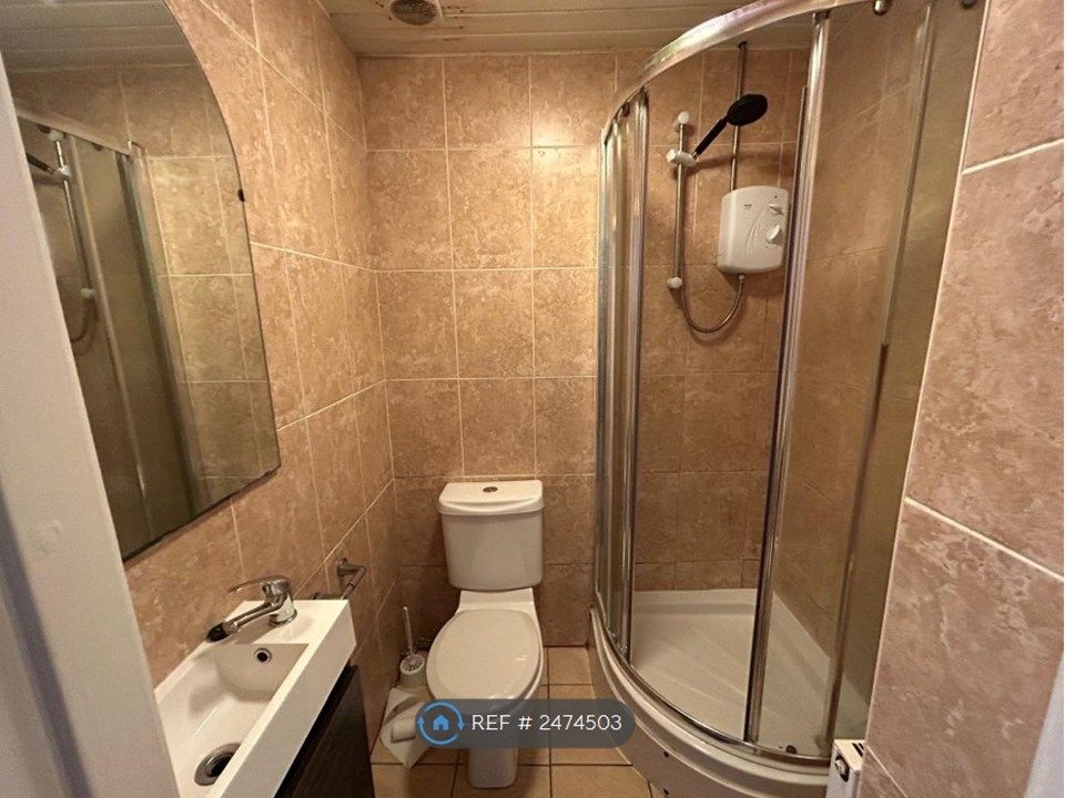 Property photo 2 of 10 Studio Toilet