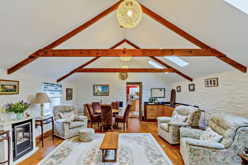 Property photo 3 of 18 Sitting Room