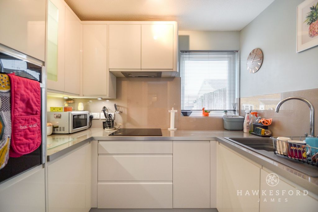 Property photo 3 of 10 Hambrook Walk, Sittingbourne - Kitchen