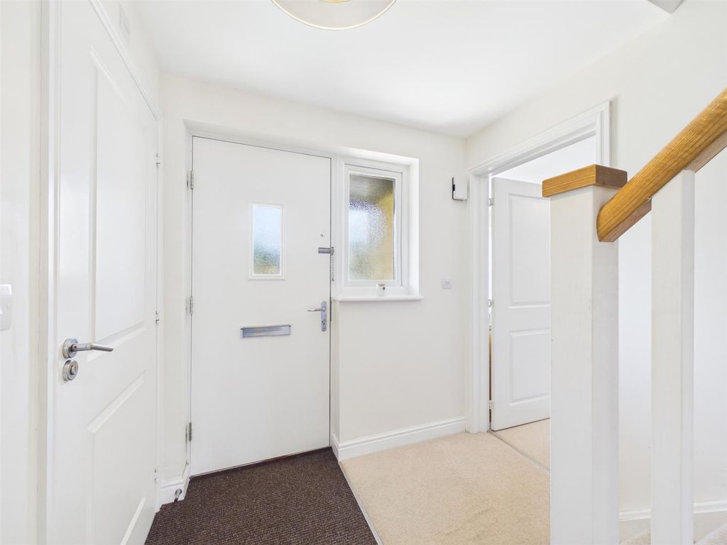 Property photo 3 of 19 Entrance Hall