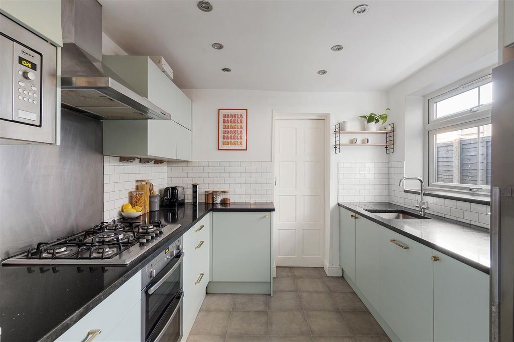 Property photo 3 of 25 Cowley Road, E11