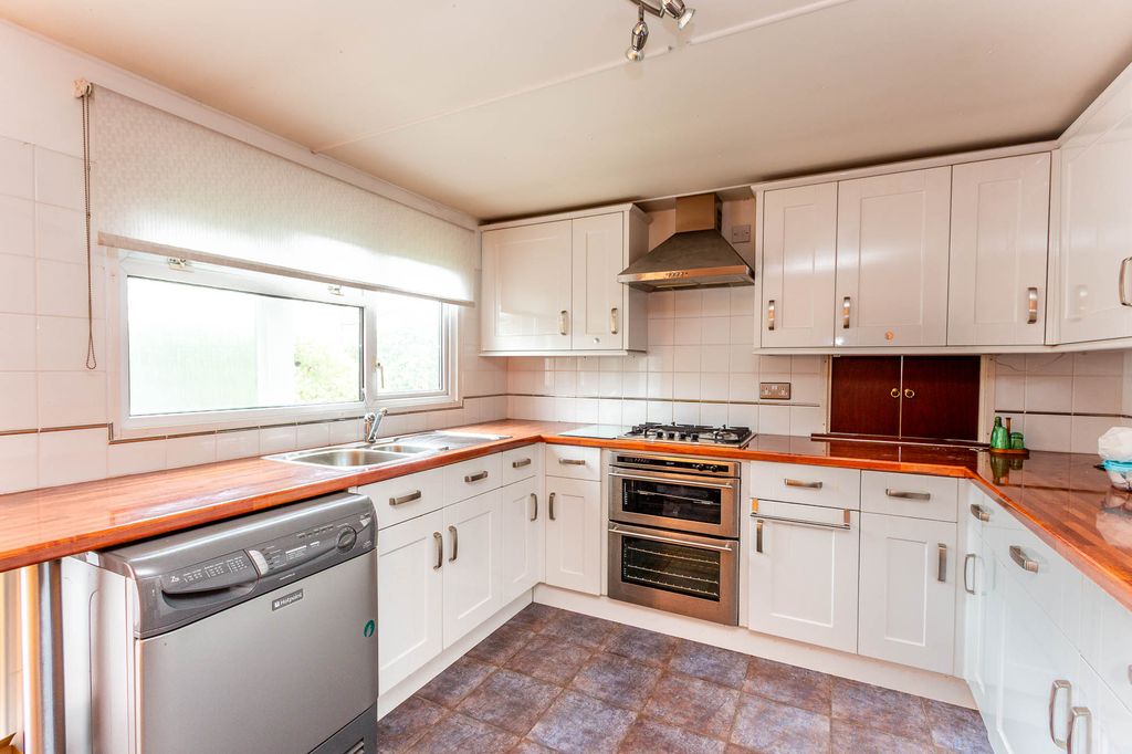 Property photo 2 of 10 Kitchen