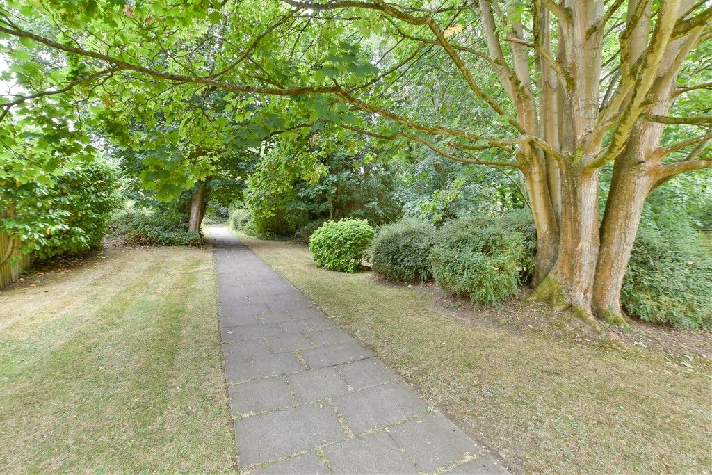 Property photo 2 of 12 Communal Gardens