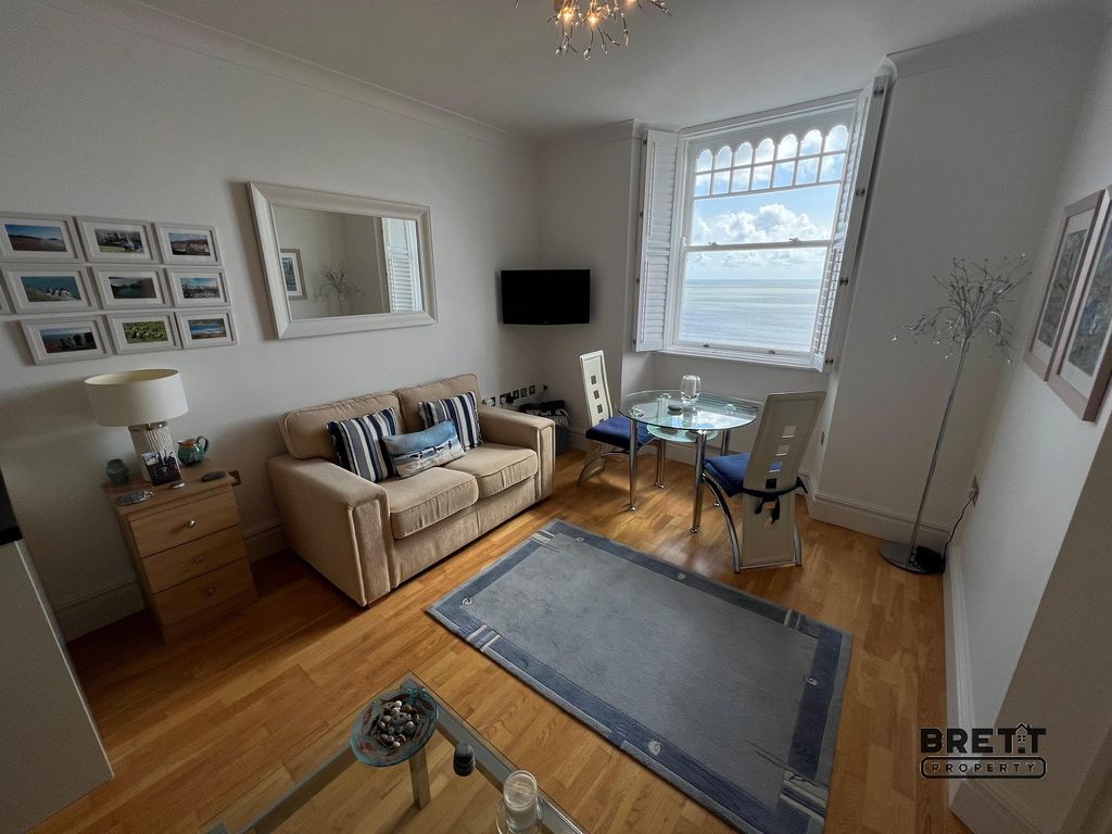 Property photo 3 of 11 Living Room