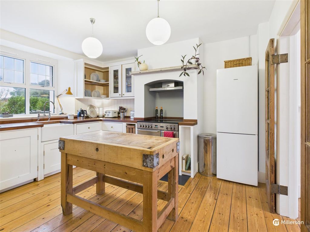 Property photo 3 of 23 Kitchen