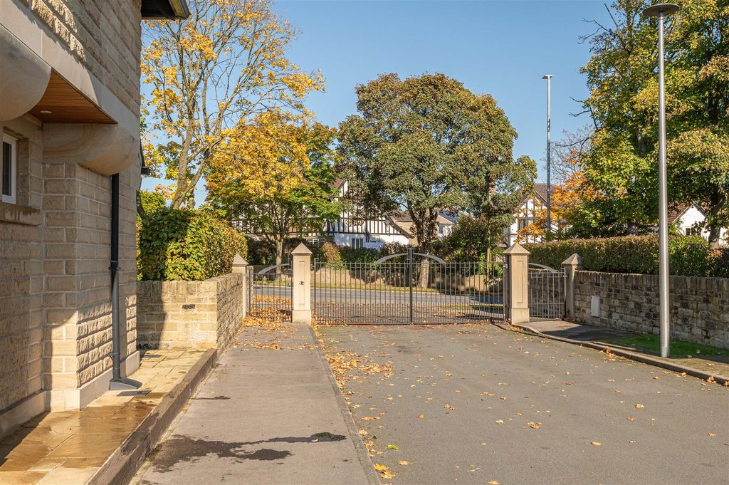 Property photo 2 of 72 Private Gated Entrance To Estate