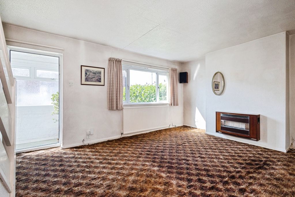 Property photo 3 of 18 Living Room