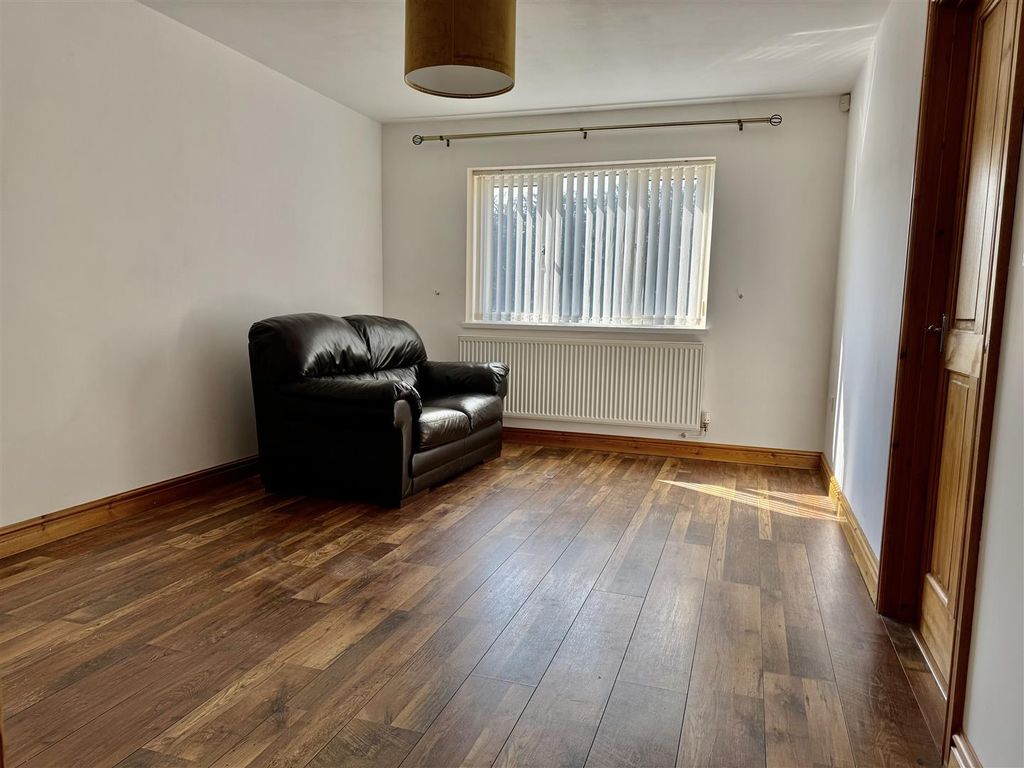 Property photo 2 of 17 Lounge