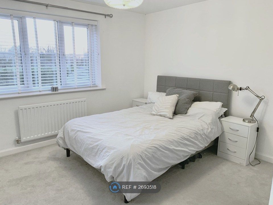 Property photo 2 of 13 Mater Room W/Bedside Tables, Desk & Chair