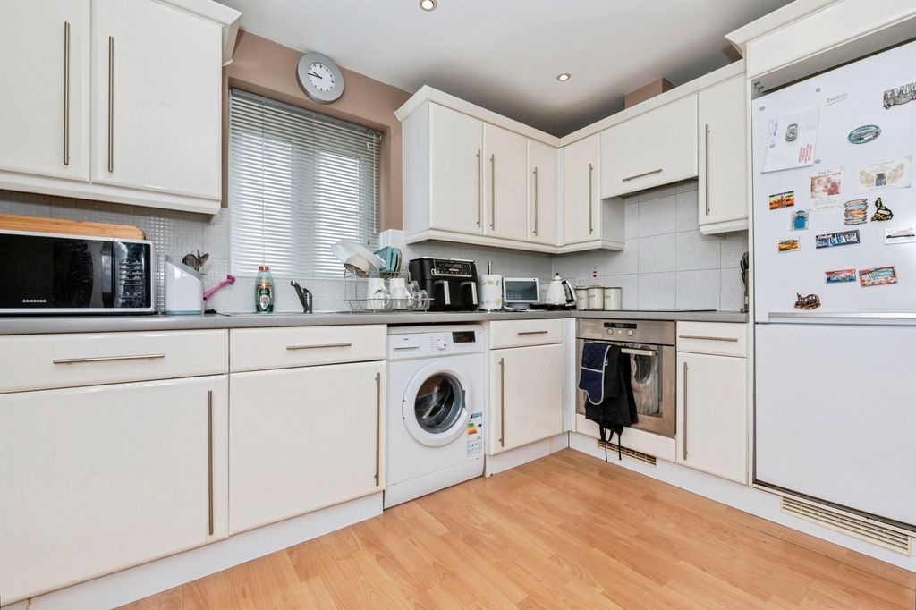 Property photo 3 of 8 Kitchen