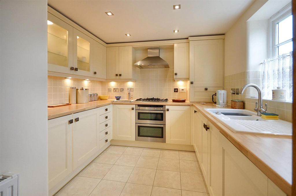 Property photo 3 of 10 Kitchen