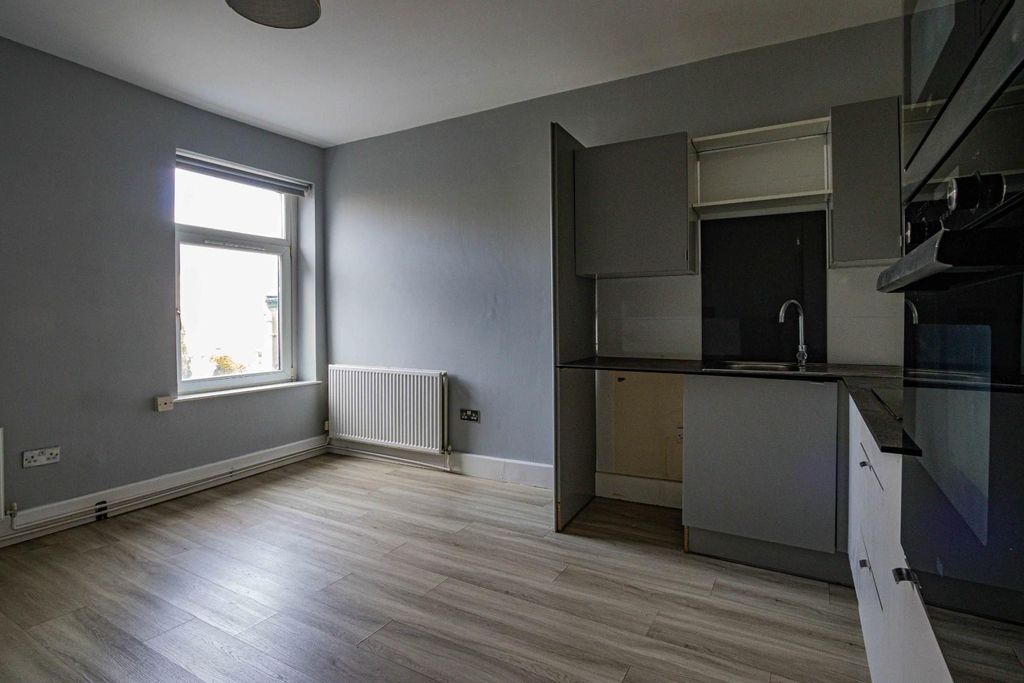 Property photo 3 of 8 Img-3.Jpg