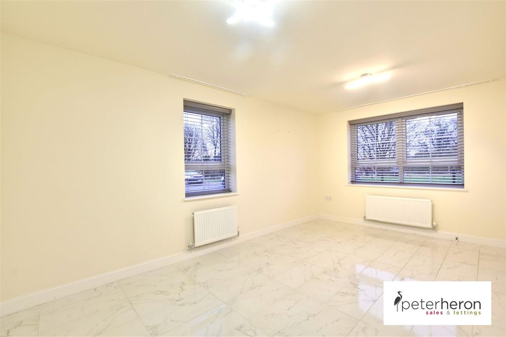 Property photo 3 of 16 Lounge