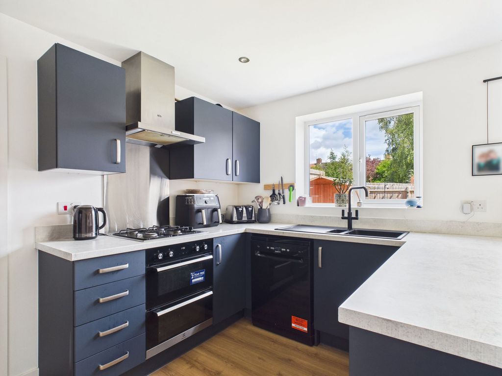 Property photo 3 of 18 Kitchen