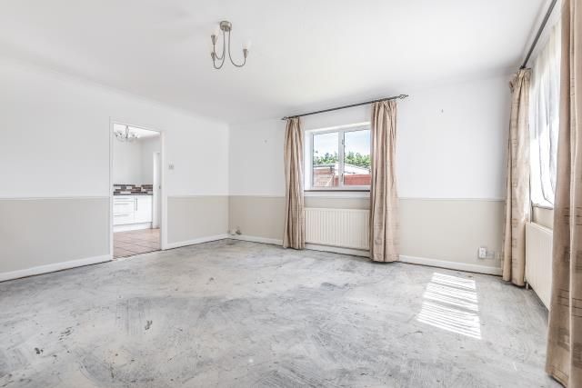 Property photo 3 of 10 Living Space