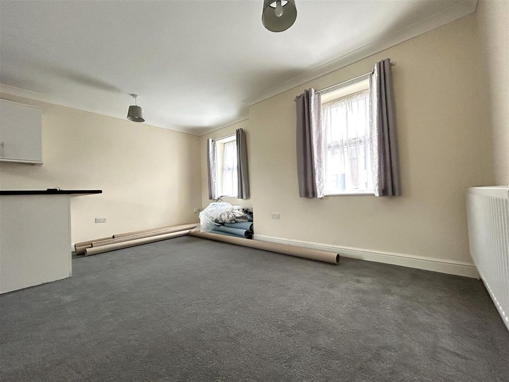 Property photo 2 of 8 Lounge