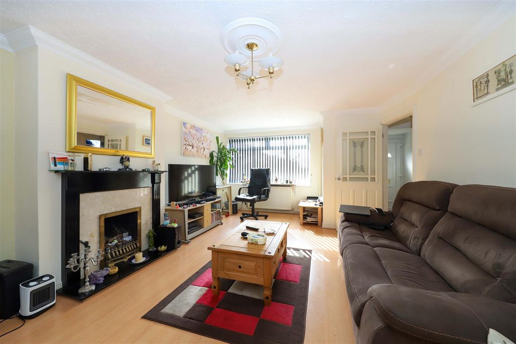 Property photo 3 of 11 Living Room