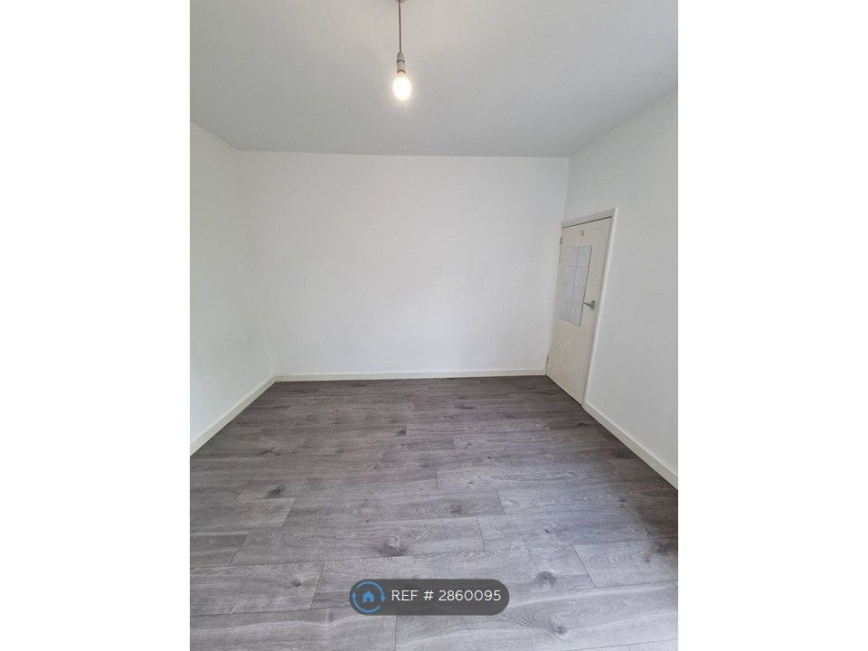 Property photo 3 of 11 Main Bedroom