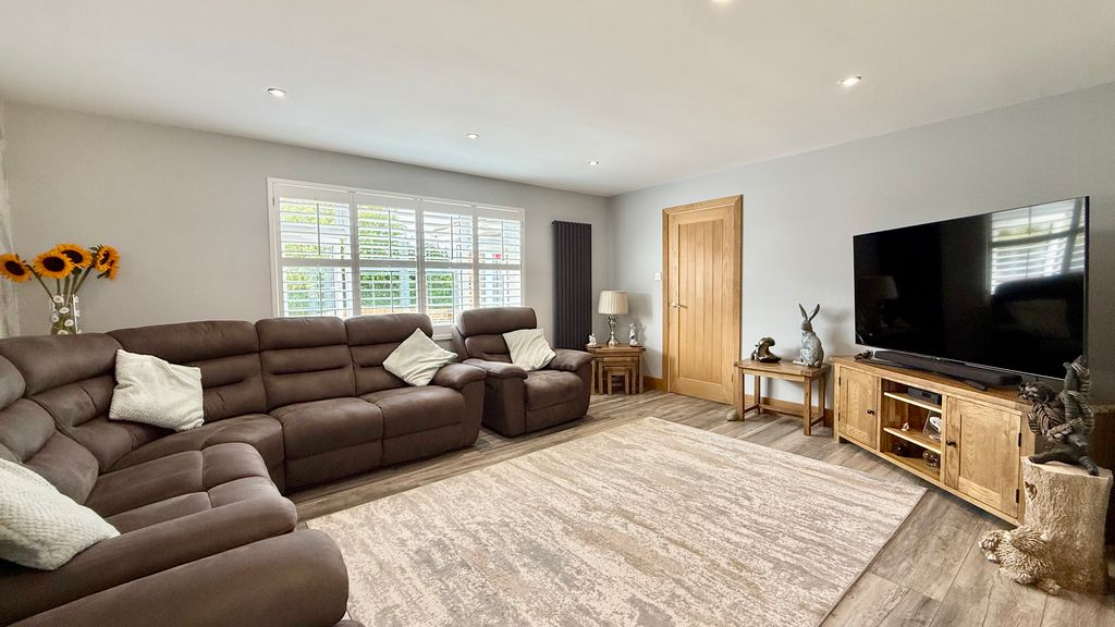 Property photo 3 of 20 Lounge