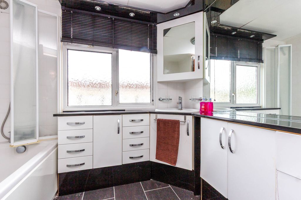 Property photo 3 of 10 Bathroom