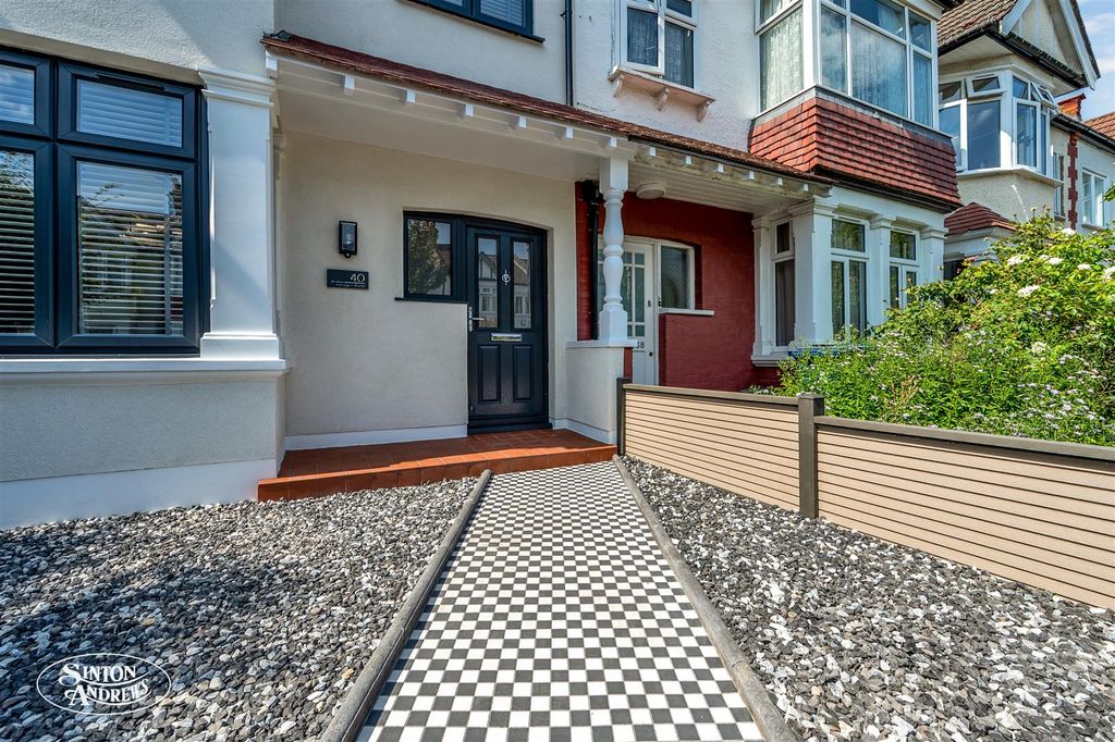 Property photo 2 of 18 40 Claygate Road-3.Jpg