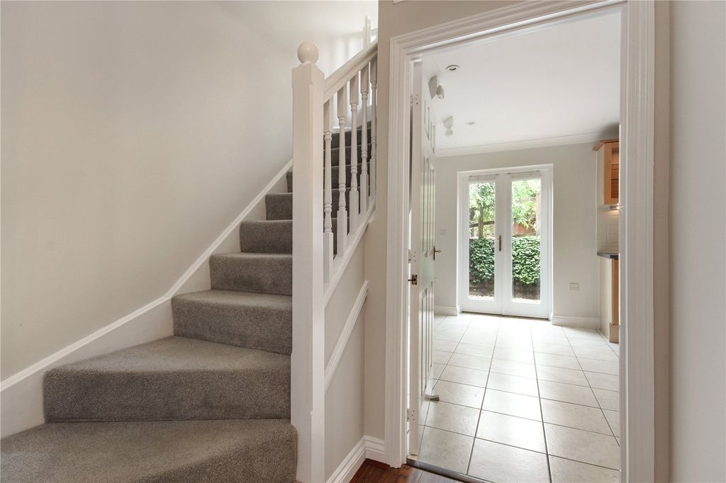 Property photo 2 of 10 Entrance Hall