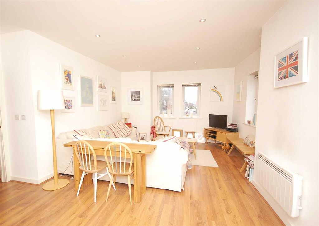 Property photo 2 of 8 Lounge