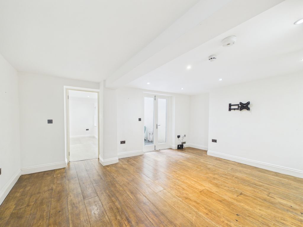 Property photo 2 of 10 Cam04693G0-Pr0099-Still008