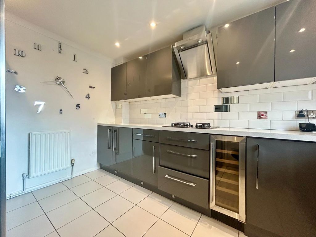 Property photo 3 of 11 Kitchen.Jpg