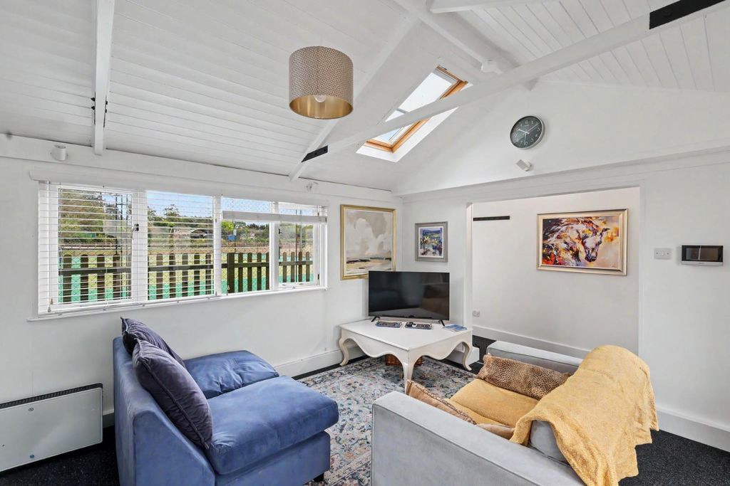 Property photo 3 of 28 Rush Green Hall _15.Jpg