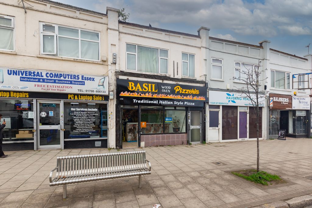 Property photo 3 of 12 172 Rush Green Road, Romford, Rm7 0Ju
