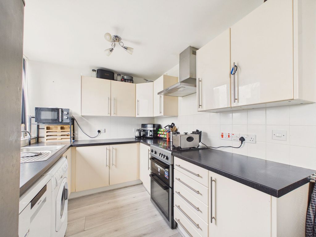 Property photo 3 of 7 Kitchen