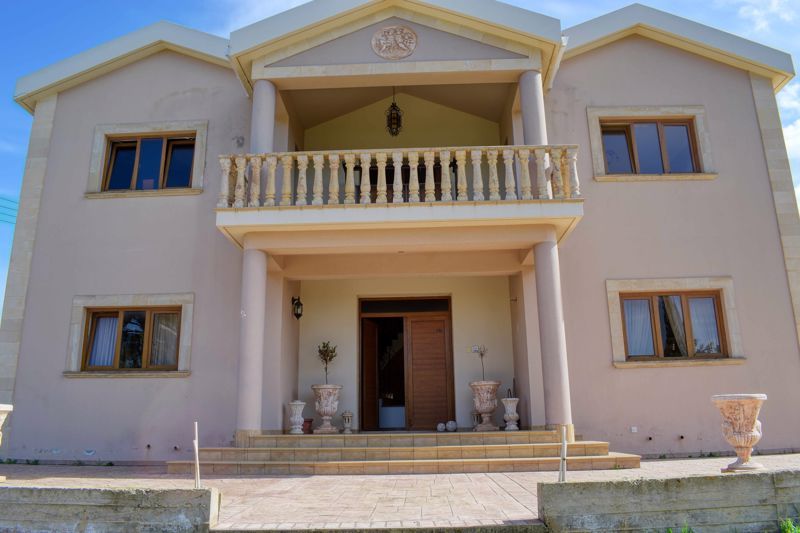 Property photo 1 of 24 Front Of The Villa