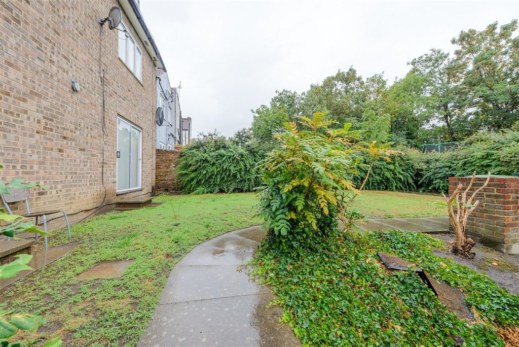 Property photo 2 of 7 Communal Gardens