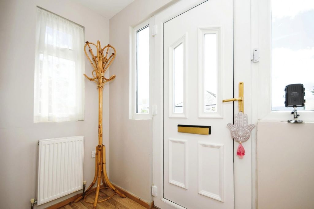 Property photo 3 of 18 Hallway