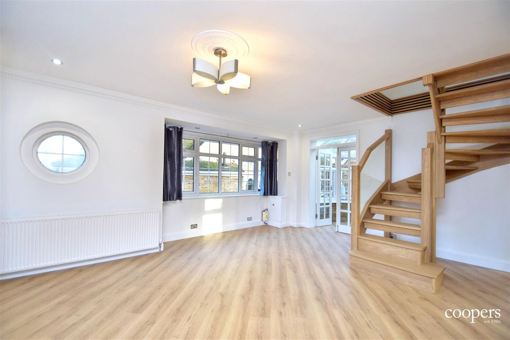 Property photo 2 of 12 Lounge