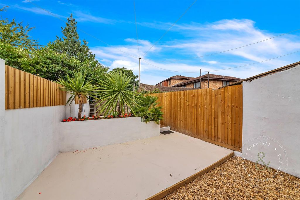 Property photo 2 of 33 Clive-Road-24.Jpg
