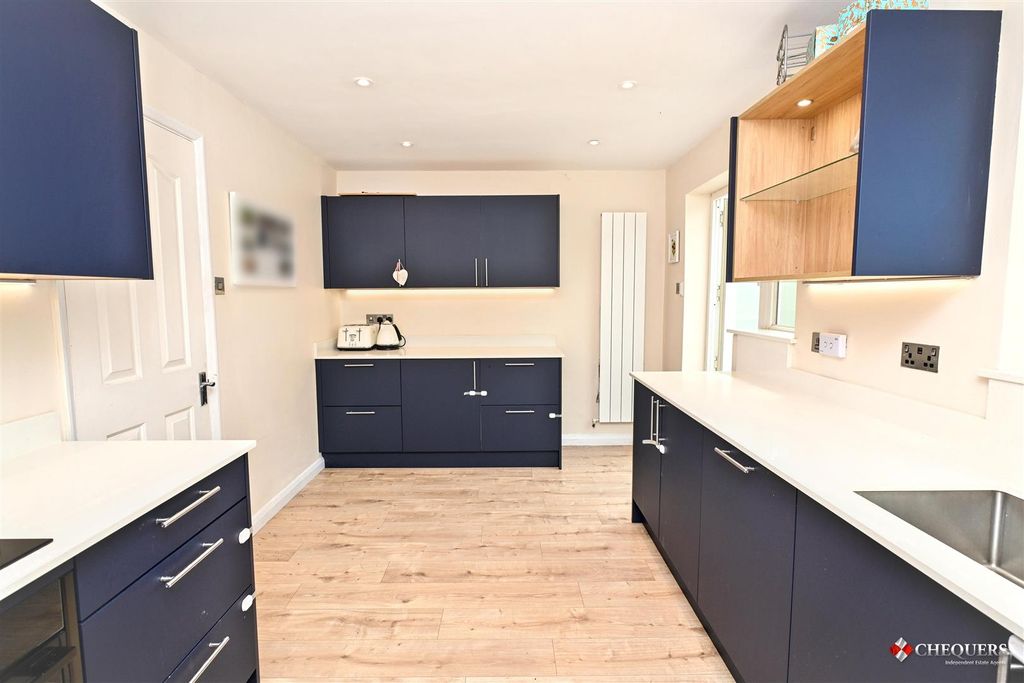 Property photo 3 of 17 Kitchen