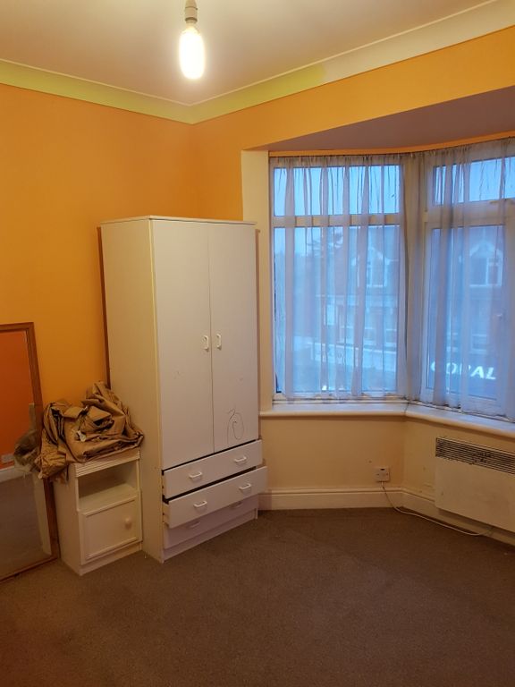 Property photo 1 of 4 First Floor, 3 Rooms , Exclusive Use Of Upstairs Bathroom, Exclusive Use Of The Kitchen