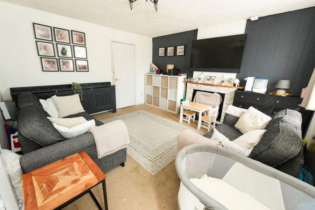 Property photo 2 of 12 Lounge