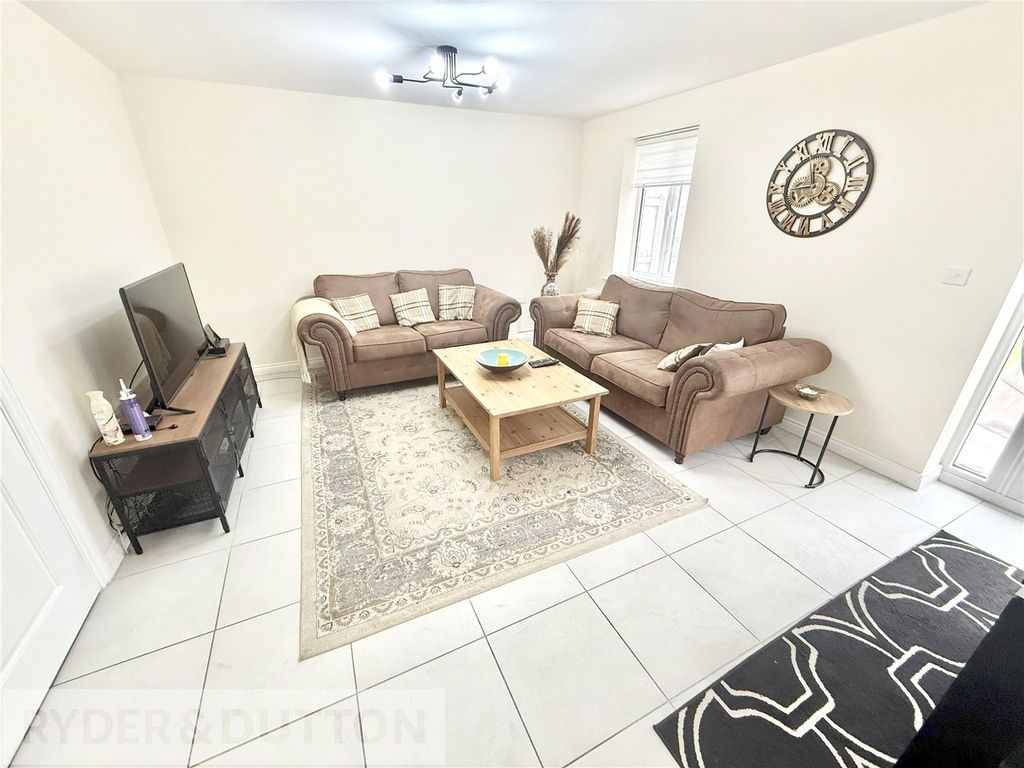 Property photo 2 of 32 Lounge