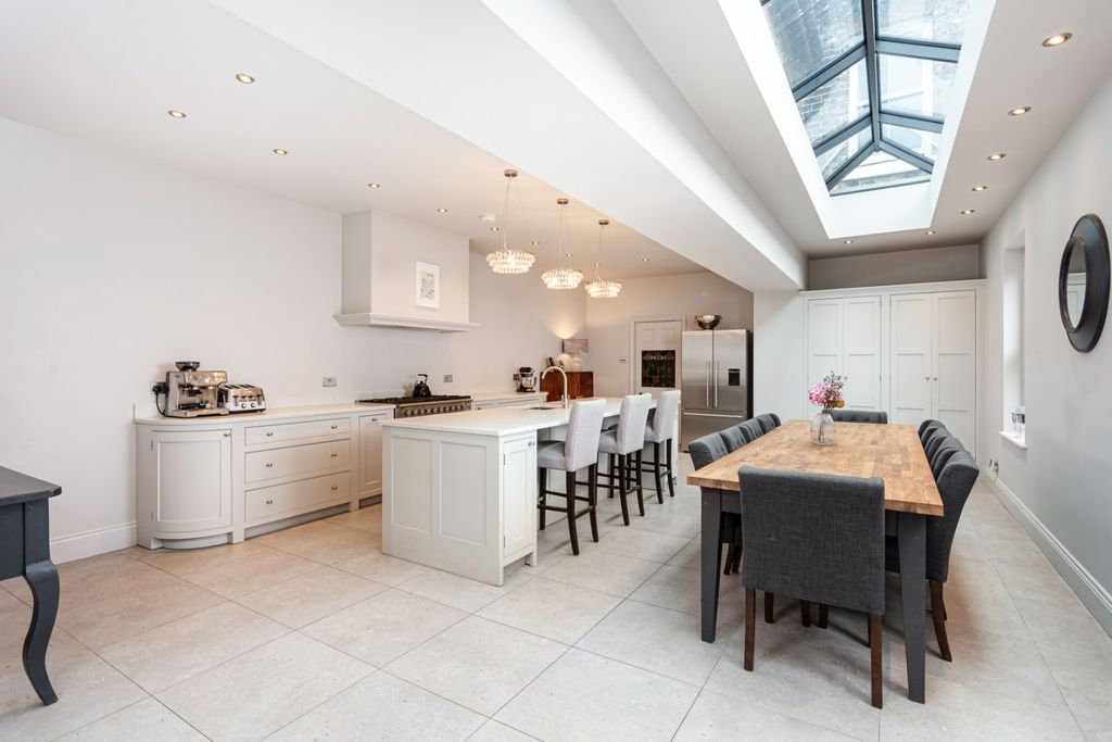 Property photo 3 of 19 Kitchen