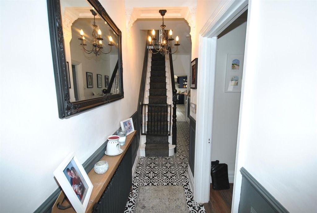 Property photo 2 of 16 Entrance Hall