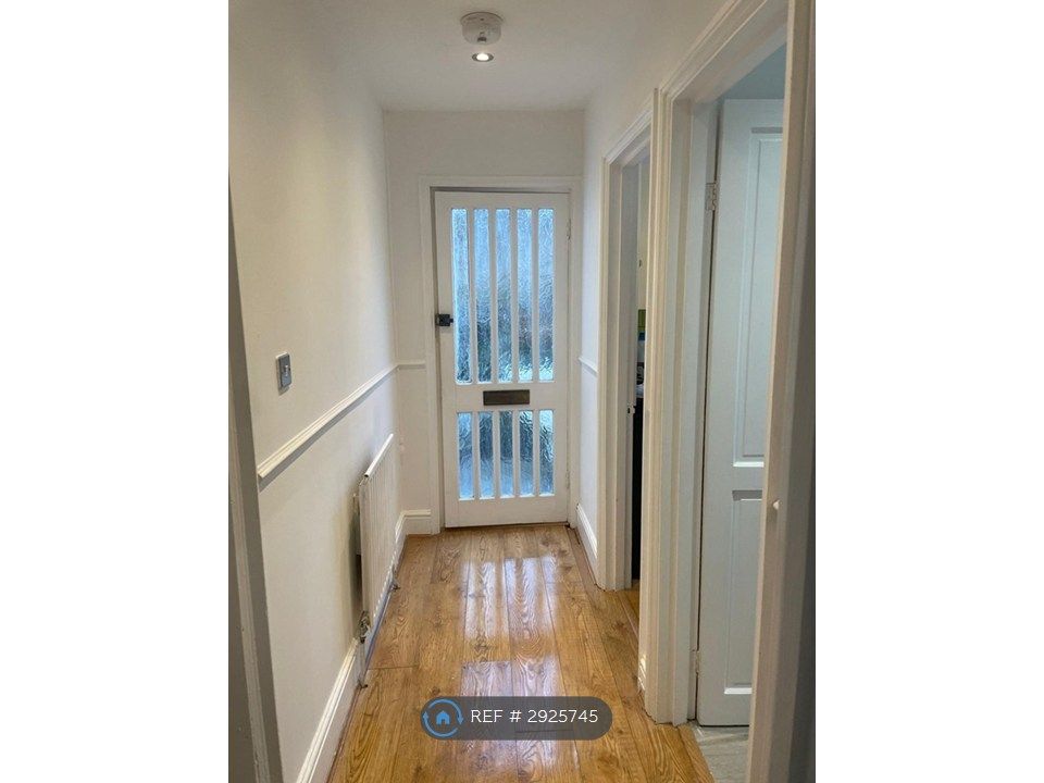 Property photo 3 of 11 Hallway