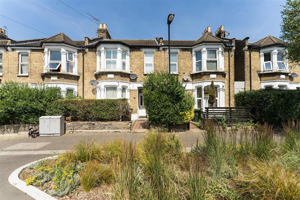 Property photo 1 of 28 Scotts Road, E10
