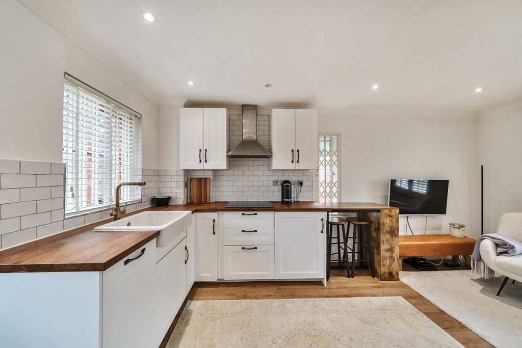 Property photo 2 of 17 1310049-10-684Ad2...