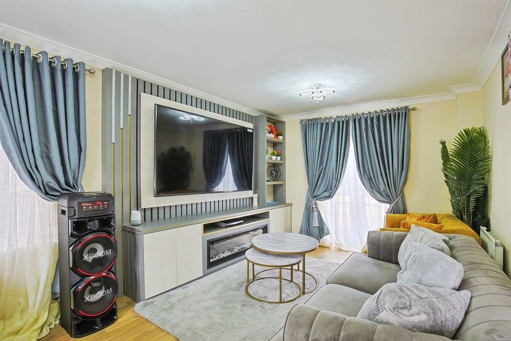 Property photo 3 of 17