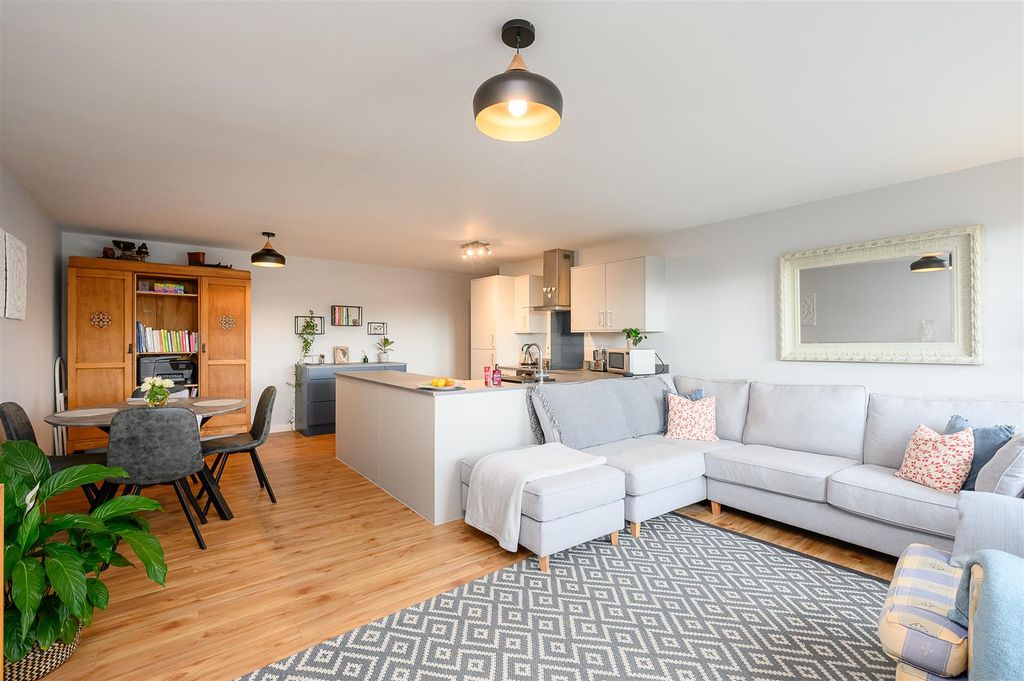 Property photo 2 of 12 Living Toom