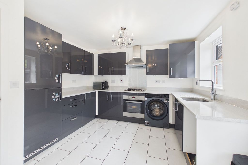 Property photo 3 of 18 Kitchen Diner