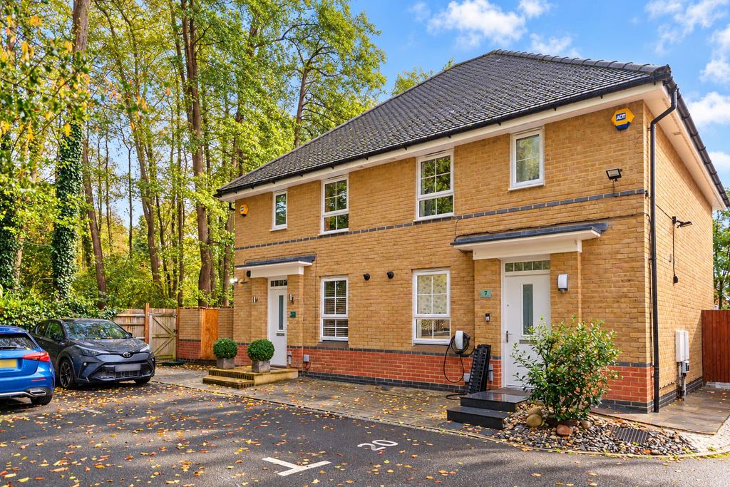 Property photo 1 of 12 7 Witney Road Front Externals Retouched.Jpg